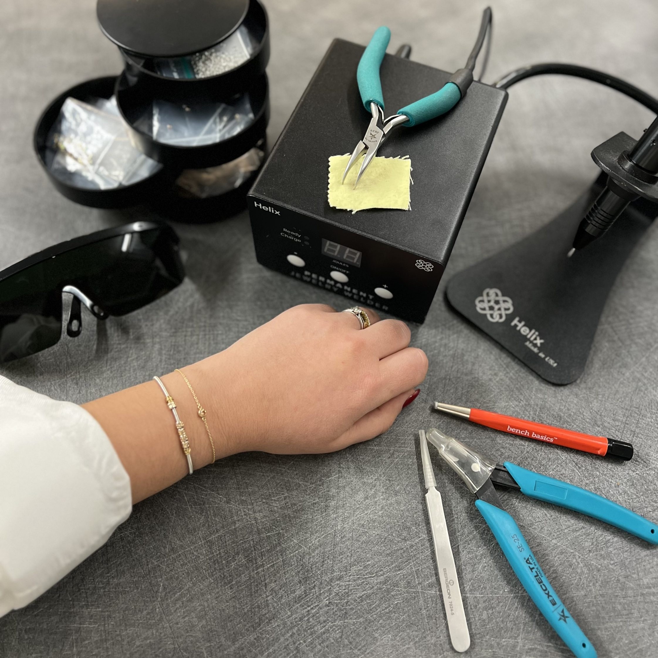 delia - joaillerie - diamant - vente - bijoux - 14 carats - bellon - or 18 carats - sur mesure - sing a song - lop&eacute; - lope - galeries marval - neuch&acirc;tel - neuchatel - faconnier - fa&ccedil;onnier - bracelet permanent - bijoux permanent